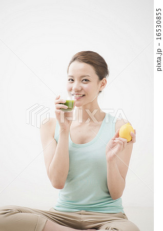 野菜ジュースを飲む女性 16530855