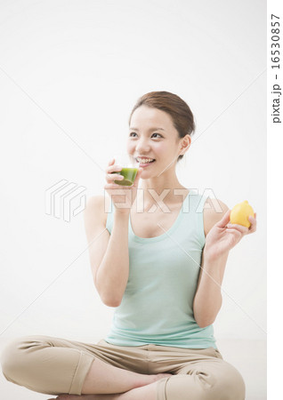 野菜ジュースを飲む女性 16530857