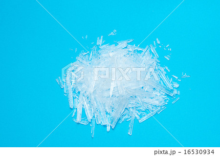 メントールの結晶（背景水色） 16530934