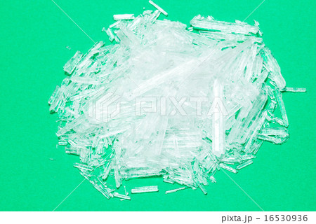 メントールの結晶（背景黄緑） 16530936