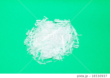 メントールの結晶(背景黄緑) メントールの結晶(背景黄緑) 16530937