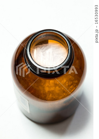 瓶に入ったメントールの結晶（背景白）瓶の口にピント 16530993