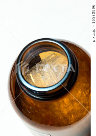 瓶に入ったメントールの結晶（背景白） 16530996