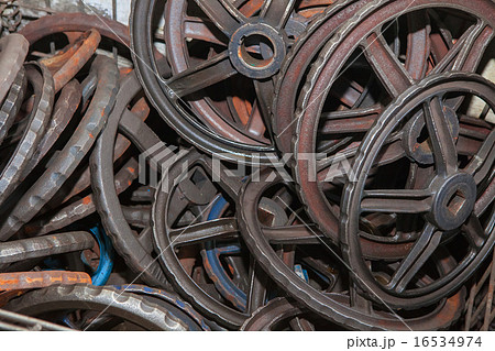 Steel rusted hand wheels in warehouse Steel rusted hand wheels in warehouse 16534974