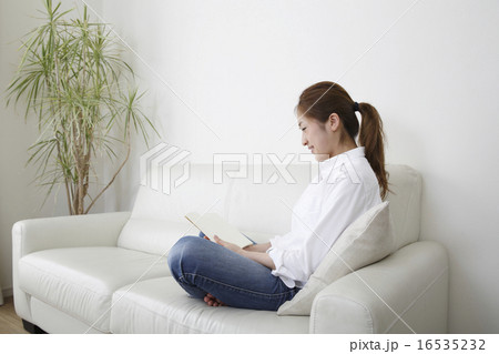本を読む若い女性 16535232