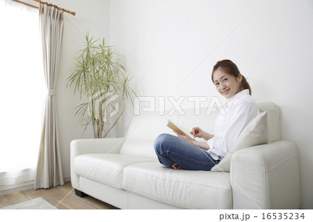 本を読む若い女性 16535234