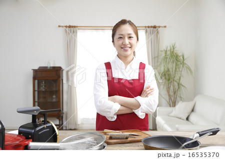 キッチンに立つ若い女性 キッチンに立つ若い女性 16535370