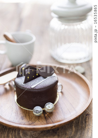 Dark chocolate cake on wooden background 16535865