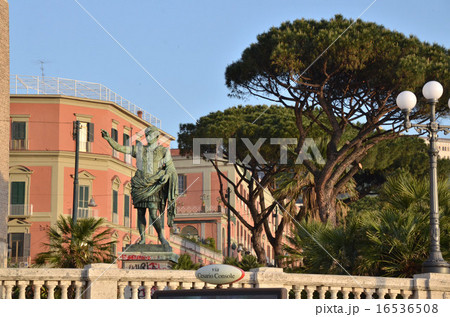 ナポリのサンタ・ルチア港の脇に建つローマの初代皇帝アウグストゥス像 ナポリのサンタ・ルチア港の脇に建つローマの初代皇帝アウグストゥス像 16536508