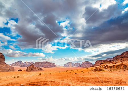 ヨルダンの砂漠(ヨルダン、ワディ・ラム保護区) 16536631