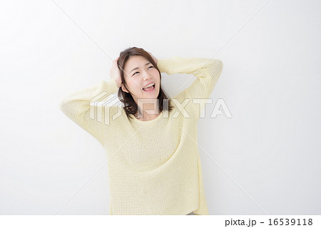 頭を抱える若い女性 16539118