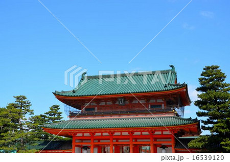 京都　平安神宮の応天門（重要文化財） 16539120