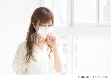 マスクをした若い女性 マスクをした若い女性 16539240