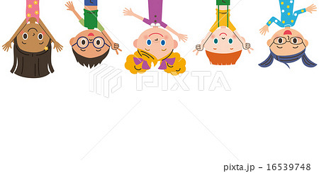 逆さになつている子供達 16539748