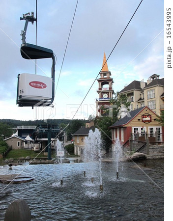 モントリオール北部ロレンシャン高原,早朝のモントランブラン村の観光リフトと噴水池 モントリオール北部ロレンシャン高原,早朝のモントランブラン村の観光リフトと噴水池 16543995