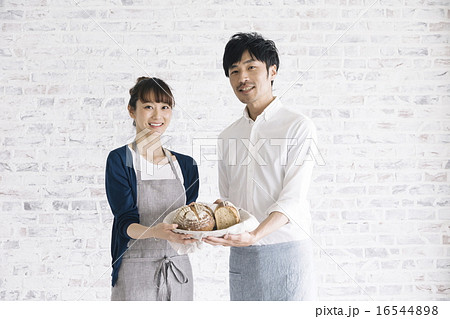 ベーカリー店員イメージ　男女のポートレート 16544898