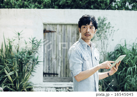 男性ポートレート　タブレット 16545045