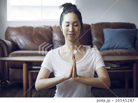 ヨガ 16545287