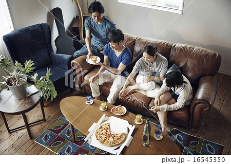 シェアハウスで暮らす 16545350