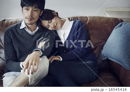 寄り添うカップルの写真素材