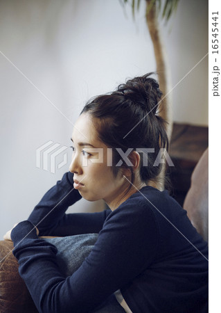 見つめる女性 見つめる女性 16545441