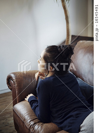 物思いに耽る女性 物思いに耽る女性 16545491