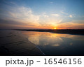 海に映える夕焼け 16546156