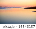 波打ち際に映える夕焼け 16546157