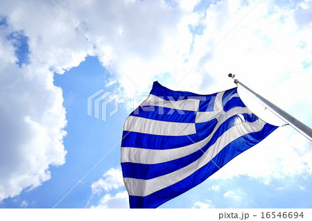 風にたなびくギリシャ国旗 16546694
