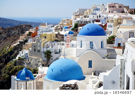 青い建物が並ぶ南欧ギリシャ サントリーニ島の写真素材
