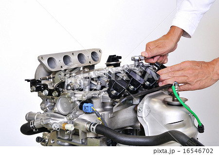自動車エンジンの整備 16546702
