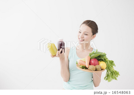 野菜ジュースをもつ女性 野菜ジュースをもつ女性 16548063