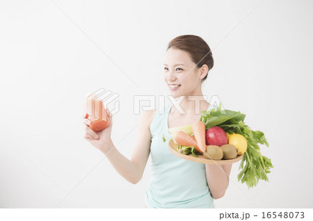 野菜ジュースをもつ女性 16548073