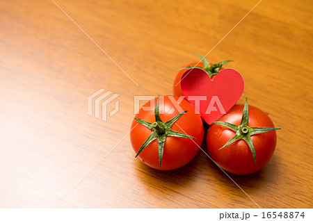 テーブルの上の新鮮なミニトマト三つとハート コントラスト強め テーブルの上の新鮮なミニトマト三つとハート コントラスト強め 16548874