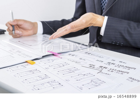 不動産　男性　説明　人物 16548899