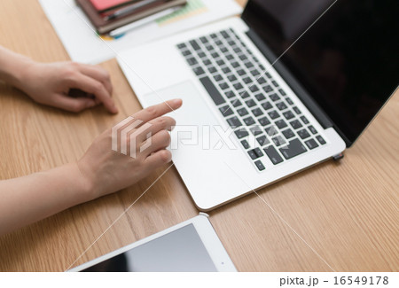 女性とPC 女性とPC 16549178