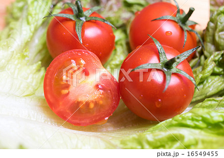 半分にしたミニトマト　アップ 16549455