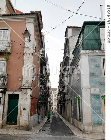 リスボンの裏路（F8号）水墨アクリル葦ペン使用