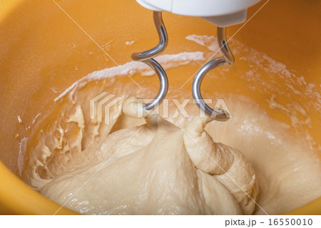 Kneading a dough with a machine 16550010