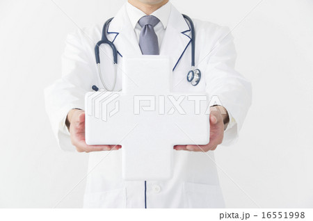 医療保険　赤十字を持つ医者 16551998