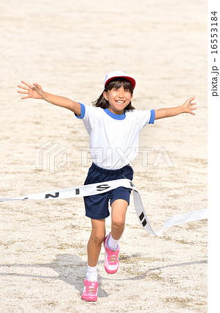 走る女の子（体操服、ゴールテープ） 16553184