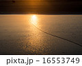 波打ち際を走る波 16553749