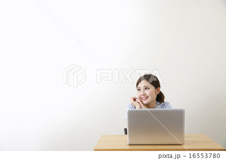 パソコンを使う若い女性 パソコンを使う若い女性 16553780