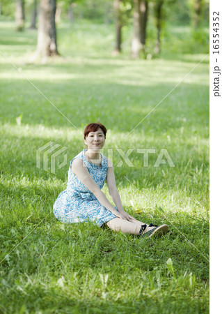 女性 公園 女性 公園 16554352