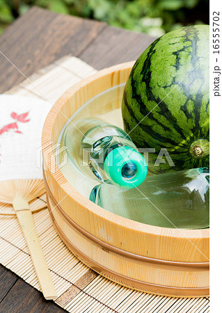 夏の飲み物・食材イメージ～スイカとラムネ～ 16555702