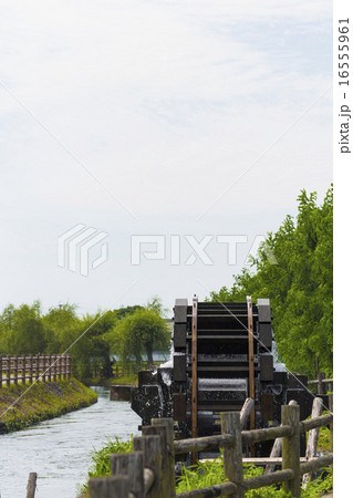 田舎の風景　朝倉市　菱野の三連水車 16555961