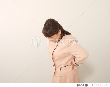 腰痛で顔をしかめるシニア女性 腰痛で顔をしかめるシニア女性 16555996
