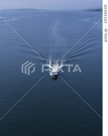 海を行く漁船 16556049