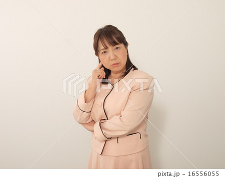 考え事をするシニア女性 16556055