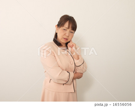 考え事をするシニア女性 16556056
